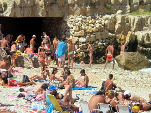 The man in the white hat with his arm outstretched is the 'gentiluomo'.