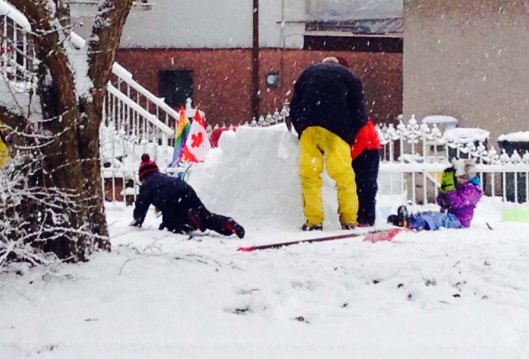 My vicini di casa do not live in igloos, but they do like to build them!