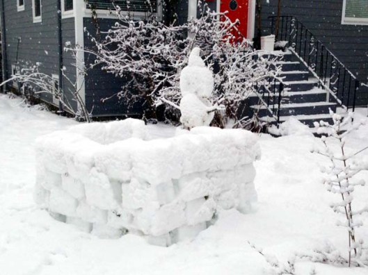 This pupazzo di neve (snowman) has his own igloo
