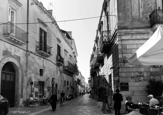 Via Palmieri Lecce black and white